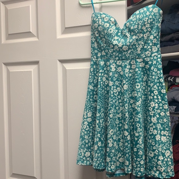 Forever 21 Dresses & Skirts - Short floral strapless